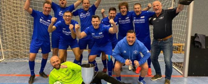 AH-Turniersieg Mannschaftsbild mit Pokal