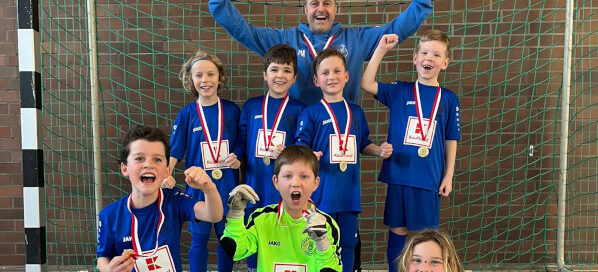 F-Jugend Turnier Mannschaftsbild mit Medalie